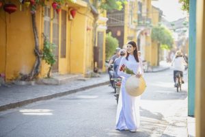 Áo dài truyền thống tạo nên bức tranh đậm bản sắc dân tộc.