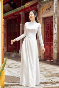Tà áo dài trắng tinh khôi tôn lên nét đẹp thanh lịch và dịu dàng của người phụ nữ Việt Nam