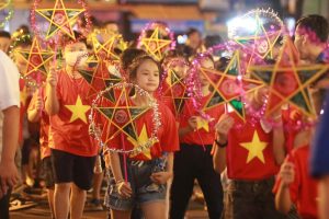 Niềm vui tuổi thơ dưới ánh trăng rằm trung thu
