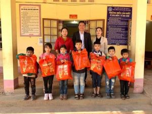 Chương trình hỗ trợ học sinh nghèo vượt khó với học bổng và dụng cụ học tập thiết thực.