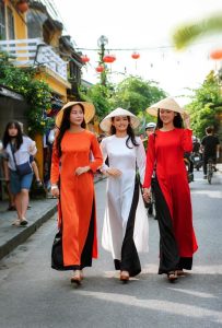 Áo dài hiện đại vẫn giữ nguyên vẻ đẹp truyền thống